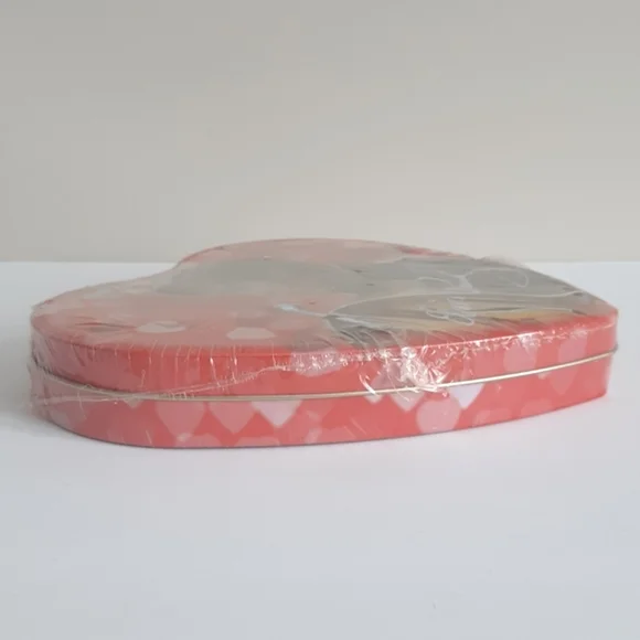 Sealed Elvis heart-shaped tin - chocolate not for consumption - Picture 3 of 7